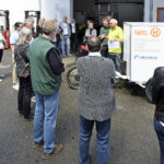 Felix Weidner, Vorstandsmitglied der Tafel Bayreuth e.V. informierte Vertreter:innen der 8 Tafeln, die eines der E-Lastenbikes erhalten, über den Umgang mit dem hochwertigen Transportmittel. Foto: Jörg Weber, wbr-Studio