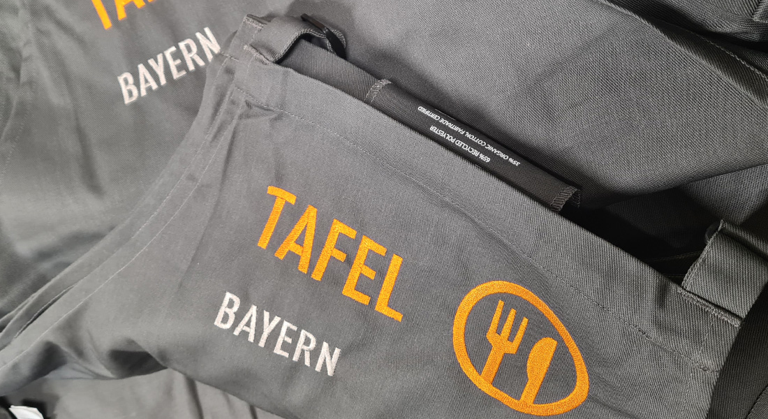 Neue bestickte Arbeitsschürzen für die Mitgliedstafeln der Tafel Bayern e.V.. Foto: Tafel Bayern